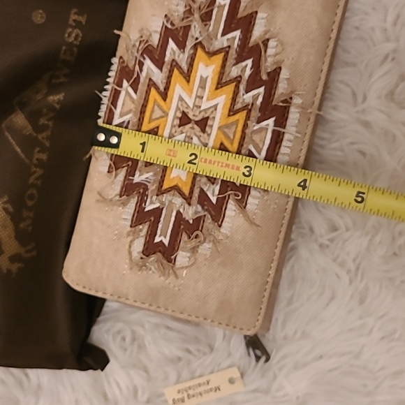 NWT Western Aztec embroidered Montana West Wrangler wallet with dust jacket. - Picture 6 of 7